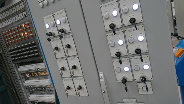 A control panel with lights and keys.