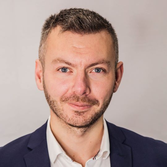 Headshot of Oliver Stone.